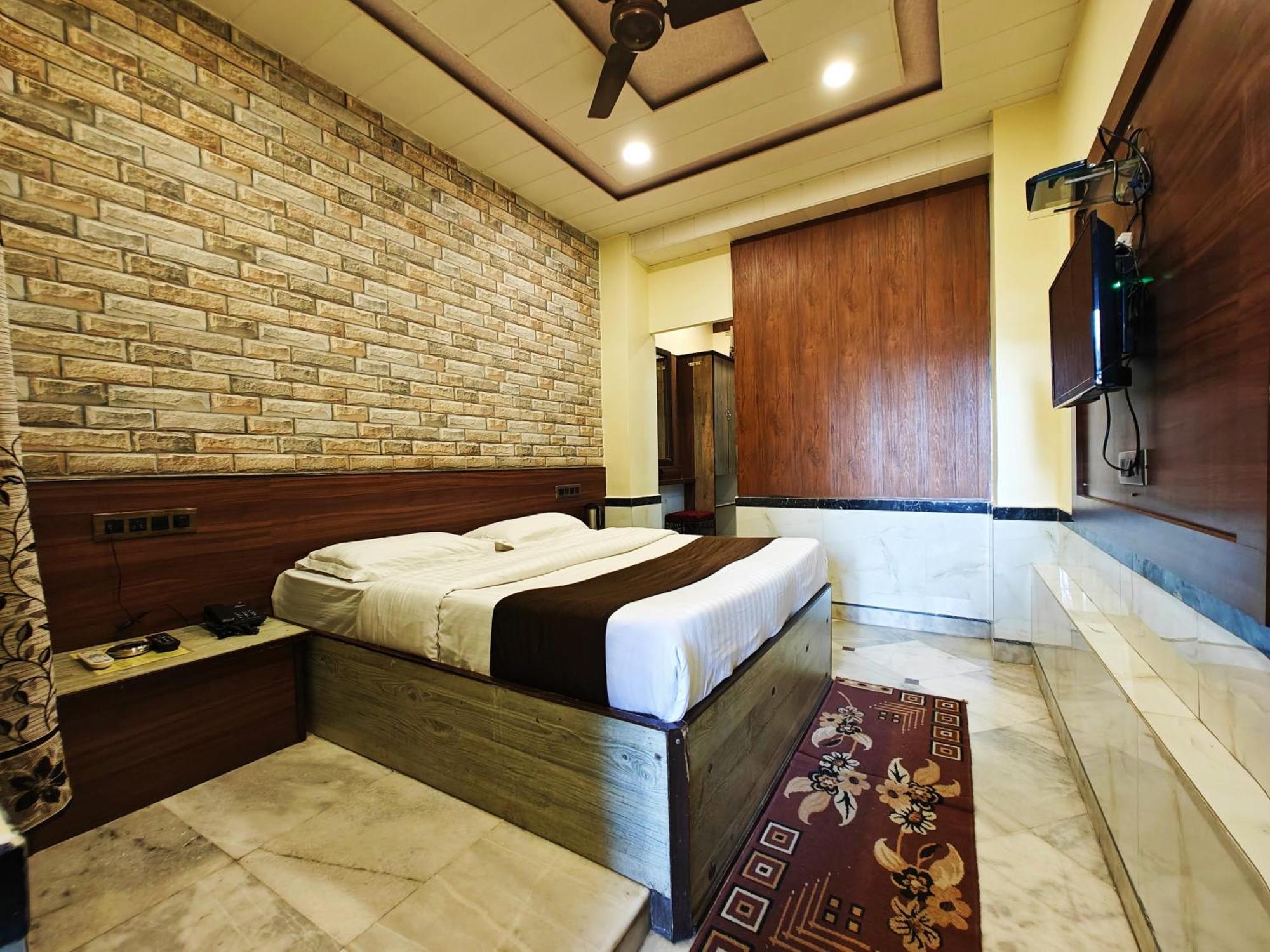 Hotel Saraswati Маунт Абу Екстериор снимка